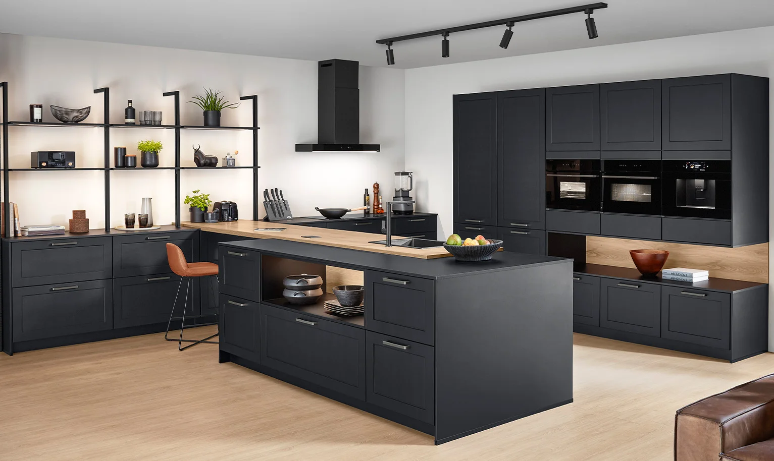 Zeitloses Landhausdesign in Steinblau mit natürlicher Holzstruktur – stilvoll und funktional.