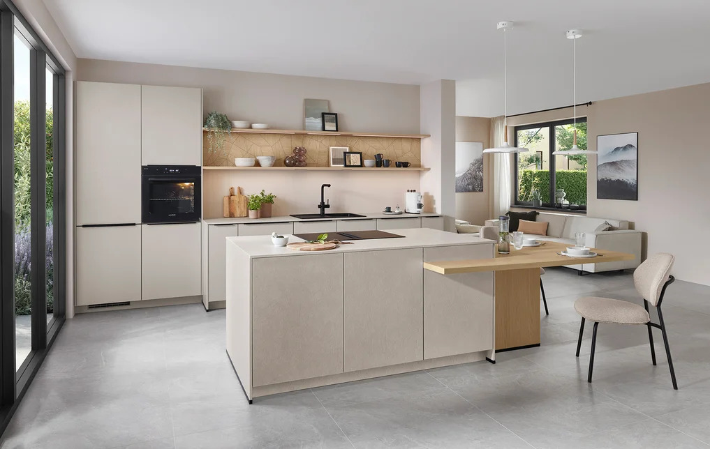 Modern kitchen structured in sand: Front Look 604 with a homely feel and open room design.