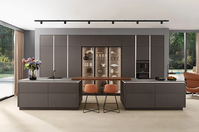 Handleless kitchen front in Coffee Perfect matt with high-quality display cabinet module - modern storage space elegantly staged.