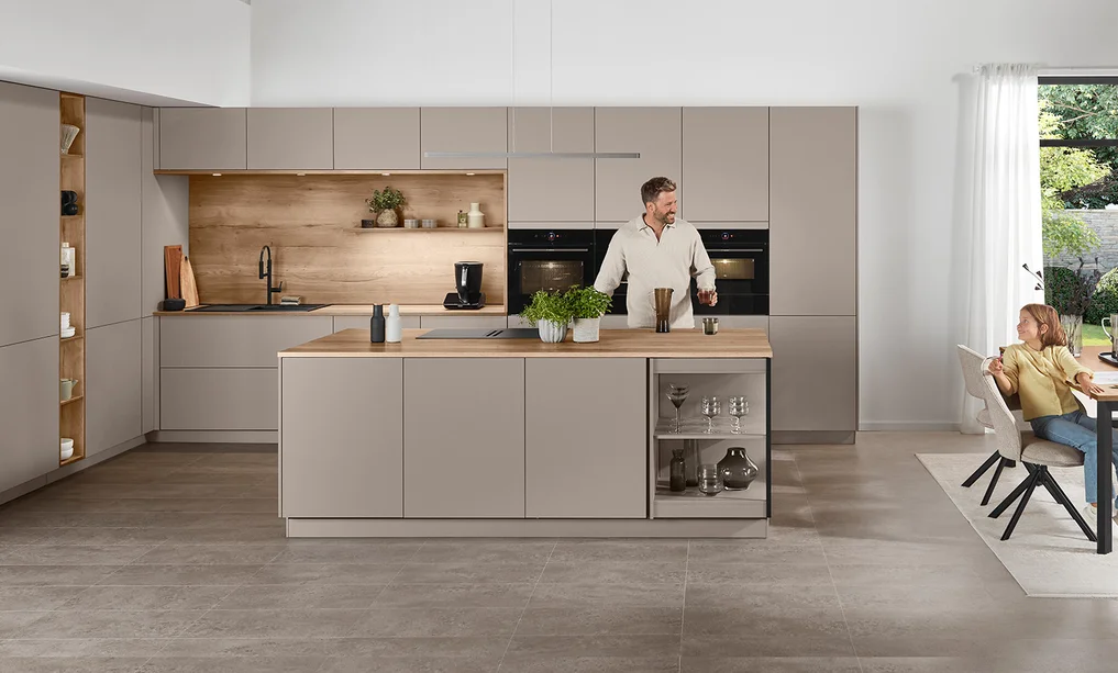 Modern kitchen in Macchiato with SENSO 483 front in Premium matt - harmoniously combined with wood look.